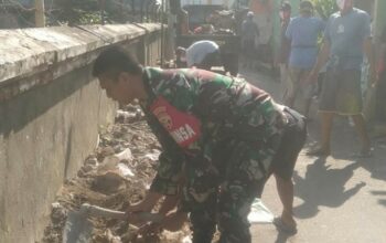 Wujudkan Lingkungan Sehat, Babinsa Dayen Peken Ajak Warga Gotong Royong di Ampenan