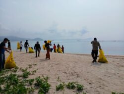 Bersih-Bersih Pantai Pengantap Rayakan Hari Pahlawan 2024