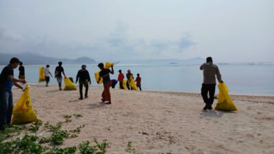 Bersih-Bersih Pantai Pengantap, Peringatan Hari Pahlawan yang Penuh Semangat Gotong Royong