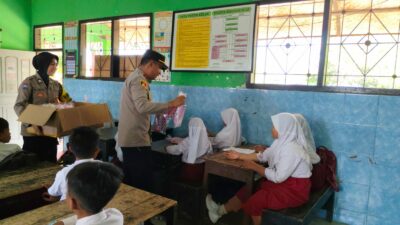 Kapolsek Lembar Bagikan Alat Tulis, Dukung Literasi Siswa!