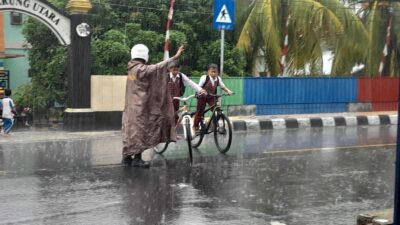 Polsek Gerung Jaga Keamanan Lalu Lintas di Tengah Hujan