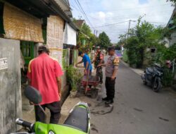 Jumat Bersih, Bhabinkamtibmas Desa Seteluk Tengah Gotong Royong Bersama Masyarakat