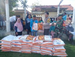 Mendukung Program Ketahanan Pangan, Bhabinkamtibmas Desa Senayan Dampingi Penyaluran Bantuan Bibit Jagung kepada Kelompok Tani