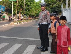 Satlantas Polres Bima Kota Gatur Pagi, Bantu Anak Sekolah Menyebrang Jalan