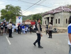 Personel OMP Rinjani 2024 Polres Bima Kota Amankan Kampanye Blusukan Paslon Wali Kota di Kelurahan Jatibaru Barat