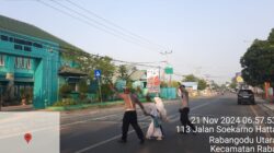 Satlantas Polres Bima Kota Bantu Anak Sekolah Menyeberang Jalan dalam Gatur Pagi