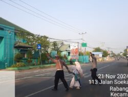 Satlantas Polres Bima Kota Bantu Anak Sekolah Menyeberang Jalan dalam Gatur Pagi