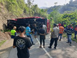 Polsek Maluk Amankan Arus Lalu Lintas Evakuasi Truk Fuso yang Terguling