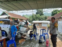 Kolaborasi Bhabinkamtibmas dan Babinsa Desa Seteluk Atas Berikan Pengamanan Pangan Murah