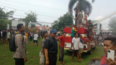 Kapolres Dompu Terjun Langsung Tangani Kebakaran Hebat Kantor Camat Woja