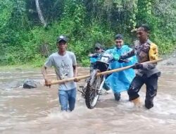 Lewati Medan Yang Berat, TNI-Polri Bersama Masyarakat Di Batulanteh Kompak Kawal Distribusi Logistik Pilkada