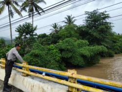 Polsek Sekotong Siaga Banjir: Pantau Debit Air Sungai Empol