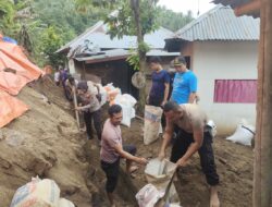 Polsek Gangga Bersama Warga Bentek Gotong Royong Bersihkan Sisa Longsor.