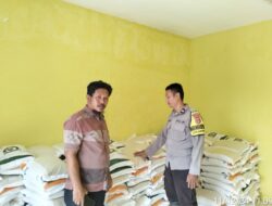 Pemantauan Lancar! Distribusi Beras di Sekotong Dibantu Polisi dan Desa