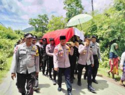 Isak Tangis Iringi Pemakaman Bripda Faozan di Lombok Barat