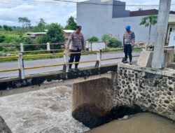 Polisi Siaga Banjir: Patroli Intensif Pantau Debit Air Kali di Kediri