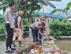 Gotong Royong Bersihkan Kali, Polsek Gerung Antisipasi Banjir!
