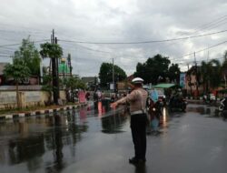 Cegah Kecelakaan, Polsek Kediri Atur Lalu Lintas Saat Cuaca Ekstrem