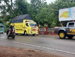 Polsek Sape Kawal Pergeseran Logistik Pilkada dari PPK ke Gudang KPU Kabupaten Bima