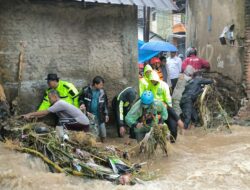 Banjir Bandang Terjang Sukabumi, Polri Evakuasi Ibu dan Bayi dari Gang Sempit