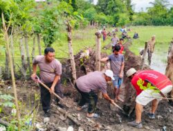Bhabinkamtibmas Polsek Moyo Hilir Laksanakan Gotong Royong Bersama Masyarakat Desa Penyaring