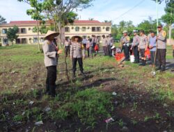 Lombok Utara – Polres Lombok Utara bersama Dinas Pertanian melaksanakan kegiatan pemupukan perdana tanaman jagung dalam Program Asta Cita Ketahanan Pangan. Kegiatan ini dihadiri Kapolres Lombok Utara, AKBP Didik Putra Kuncoro S.I.K. M.Si. bersama, Pejabat Utama, seluruh personil Polres Lombok Utara serta perwakilan dari Dinas Pertanian Kabupaten Lombok Utara.  Kapolres Lombok Utara AKBP Didik Putra Kuncoro S.I.K. M.Si. menyatakan bahwa kegiatan ini adalah langkah nyata dalam mendukung Program Ketahanan Pangan di Lombok Utara. “Kami berkomitmen untuk mendukung penuh Program Presiden Republik Indonesia” ujarnya pada, Sabtu 7 Desember 2024  Sementara itu PL Dinas Pertanian Kabupaten Lombok Utara yang bernama Artadi S.P. memberikan tatacara memberikan pupuk perdana pada tanaman jagung.  Atas arahan dari PL Dinas Pertanian kemudian Kapolres bersama anggota langsung melakukan pemupukan tanaman jagung secara bersama guna mempercepat proses pemupukan.  “Pemupukan tanaman jagung harus dilakukan dengan tepat agar tanaman dapat tumbuh optimal dan menghasilkan panen yang baik, dimana pemupukan pertama sebaiknya dilakukan pada usia 10 hingga 20 hari setelah tanam” Kata Artadi S.P.  “Pemupukan berikutnya dapat dilakukan pada usia 30 dan 45 hari setelah tanam. Ia juga memberikan dosis yang digunakan 1 genggam pupuk untuk 3 batang tanaman jagung” imbuhnya  Meskipun menghadapi beberapa tantangan seperti cuaca dan keterbatasan sumber daya, kegiatan ini tetap berjalan dengan baik berkat kerjasama yang solid antara Polres Lombok Utara bersama Dinas Pertanian. Tutup Kapolres