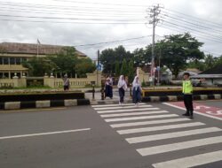 Anggota Polsek Tanjung Gelar Rawan Pagi, Seberangkan Pelajar