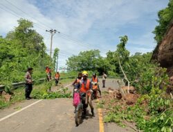 Longsor Bukit Nanga Tumpu: Respons Cepat Aparat Gabungan Polsek dan Koramil 06 Manggelewa Normalisasi Jalan