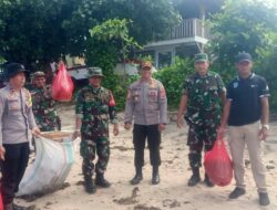 Kapolsek Hu’u Bersinergi dengan Danramil Hu’u dalam Karya Bhakti Pembersihan Pantai Lakey