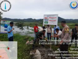 Bhabinkamtibmas Ds. Sampir kawal Dinas Perikanan memasang larangan tangkap ikan menggunakan listrik