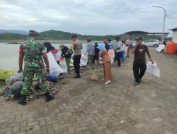 Kompak, Polsek Alas Bersama Pemerintah & Warga Gotong Royong di Dermaga Pulau Bungin