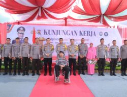 Kapolda NTB Irjen Pol Hadi Gunawan, S.H.,S.I.K berikan reword kepada anggota Polres Sumbawa Barat