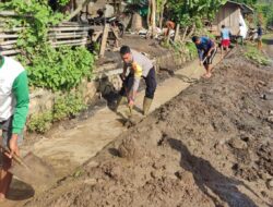 TNI-Polri Bersama Pemerintah Dan Warga Di Tarano Gotong Royong Cegah Banjir