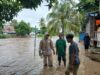 Luapan Air Sungai Sebabkan Banjir di Kota Bima, Bhabinkamtibmas Gerak Cepat Bantu Warga