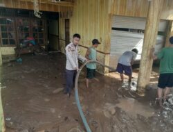 Personel Polres Bima Kota Sigap Bantu Warga Terdampak Banjir di Kelurahan Dodu Kota Bima