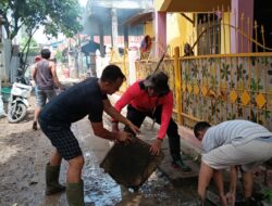 Bhabinkamtibmas Bersama Warga Gotong Royong Pasca Banjir di Kelurahan Paruga