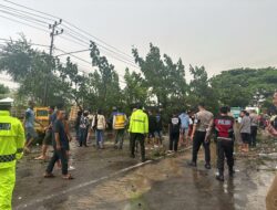 Sigap, Polres & Polsek Sumbawa Bersama Masyarakat Evakuasi Pohon Tumbang Yang Tutupi Badan Jalan