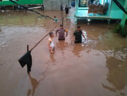 Sinergitas TNI-Polri Di Tarano Lakukan Patroli Dan Berikan Bantuan Untuk Korban Banjir