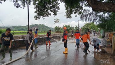 Pasca Banjir, Bhabinkamtibmas Kelurahan Kendo Bersama BPBD dan Warga Gelar Gotong Royong