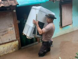 Polri Peduli, Bhabinkamtibmas Paruga Sigap Bantu Evakuasi Barang Warga Terdampak Banjir