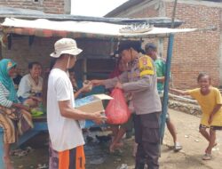 Polri Peduli, Bhabinkamtibmas Desa Soro Polsek Lambu Bagikan Makanan dan Minuman kepada Warga Terdampak Banjir