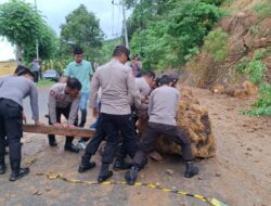 Personel Polres Sumbawa Barat Evakuasi Bongkahan Batu Raksasa di Jalan Raya