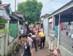 Polres Bima Kota Bahu Membahu Bersihkan Sampah dan Lumpur Pasca Banjir di Kota Bima