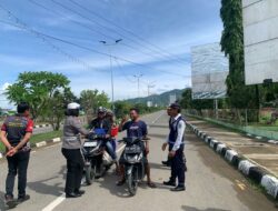 Personel Sat Lantas Polres Bima Kota Berikan Himbauan Keselamatan di Objek Wisata Pantai Lawata