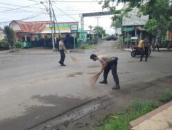 Polsek Bayan Bersihkan Sisa Sampah Pasca Hujan di Lombok Utara