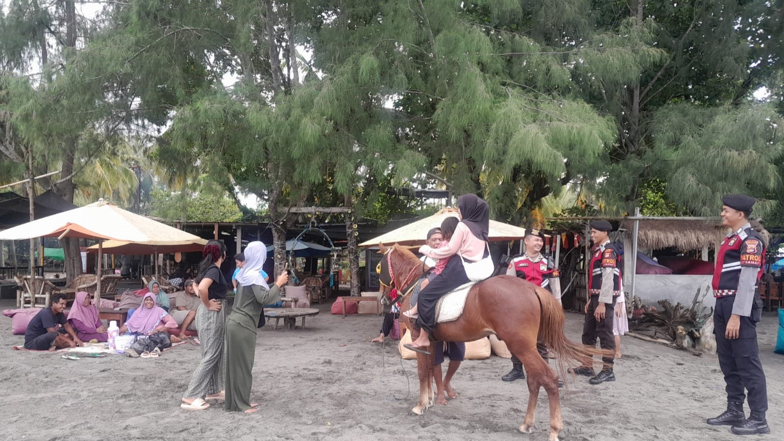 Pantai Cemara Lembar Dijaga Ketat Patroli Polisi Ciptakan Wisata Aman & Nyaman