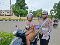 Sat Lantas Polres Bima Kota Bagikan Brosur Keselamatan Berlalu Lintas kepada Pengendara