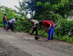 Peduli Kebersihan Lingkungan, Bhabinkamtibmas Desa Mantar Polsek Poto Tano Laksanakan Gotong Royong Bersama Masyarakat