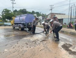 Cegah Kecelakaan Lalu Lintas, Sat Lantas Polres Sumbawa Bersihkan Jalan dari Material Lumpur & Tanah