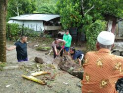 Bhabinkamtibmas Desa Sekongkang Bawah Bantu Masyarakat Terdampak Banjir